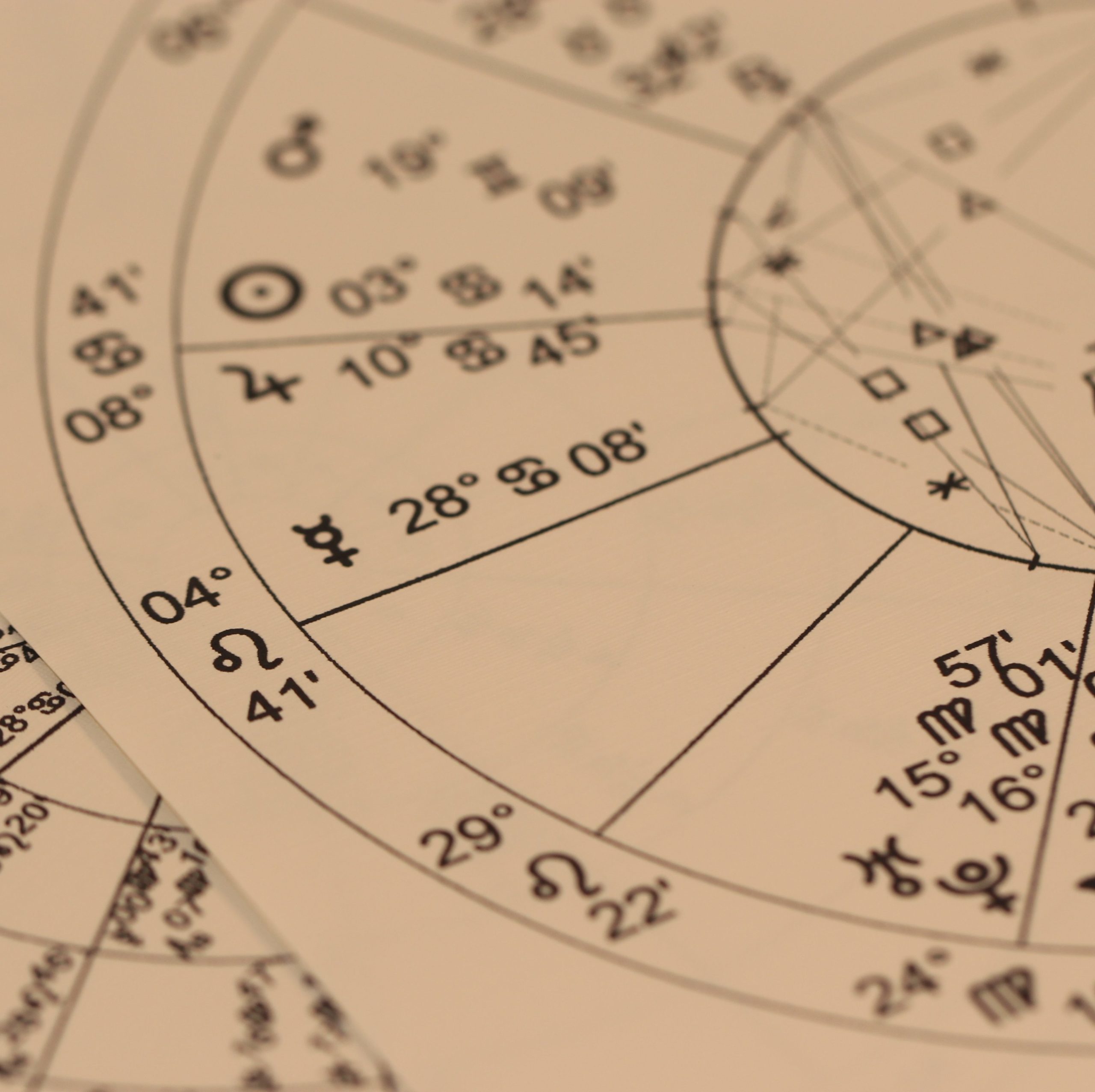 Cette image illustre la thématique d'Astrologie soit dans des formations, soit dans des consultations