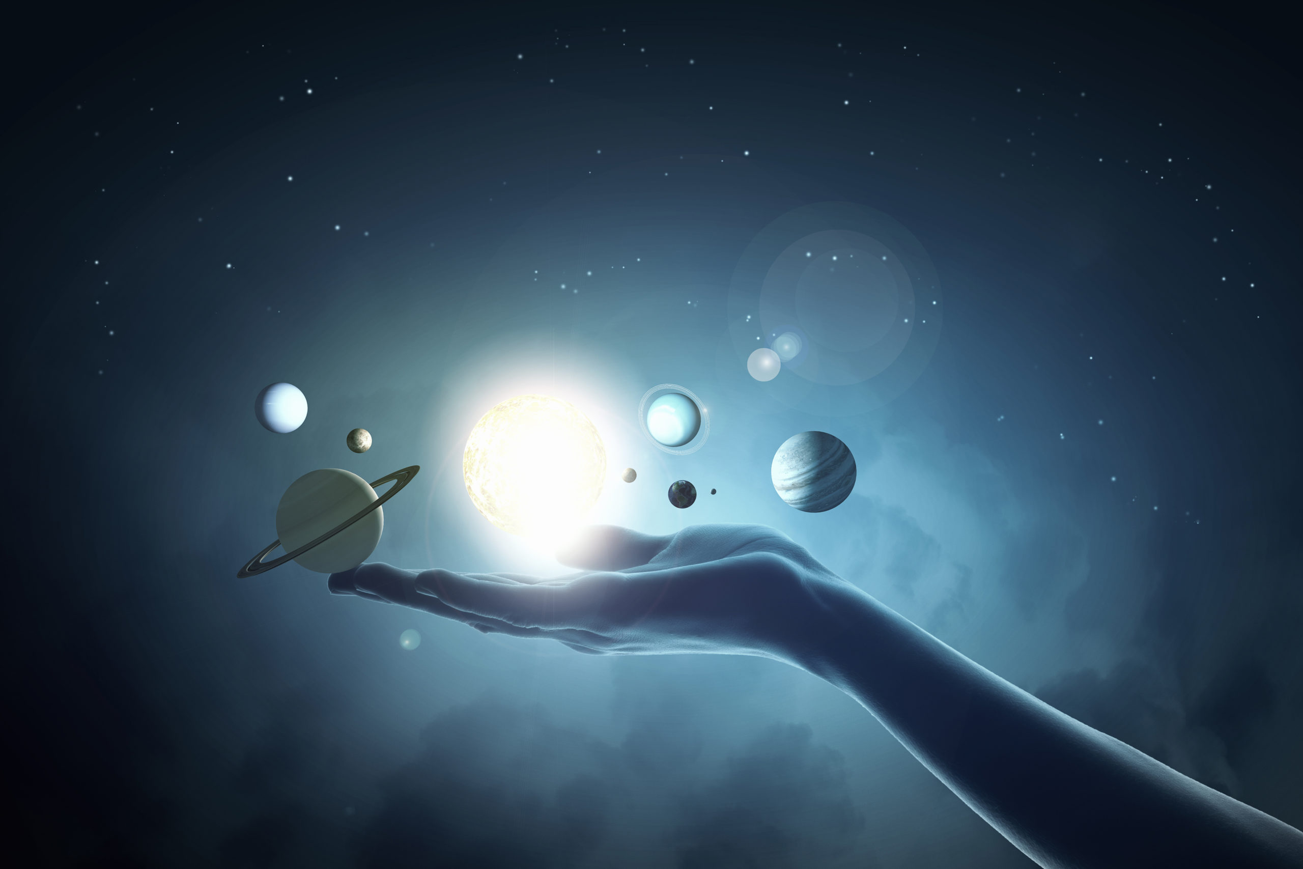 Cette image représente un main, symbole de l'homme, portant des planètes du système solaire, montrant ainsi sa relation avec l'Astrologie. formation Astrologie liste des cours.