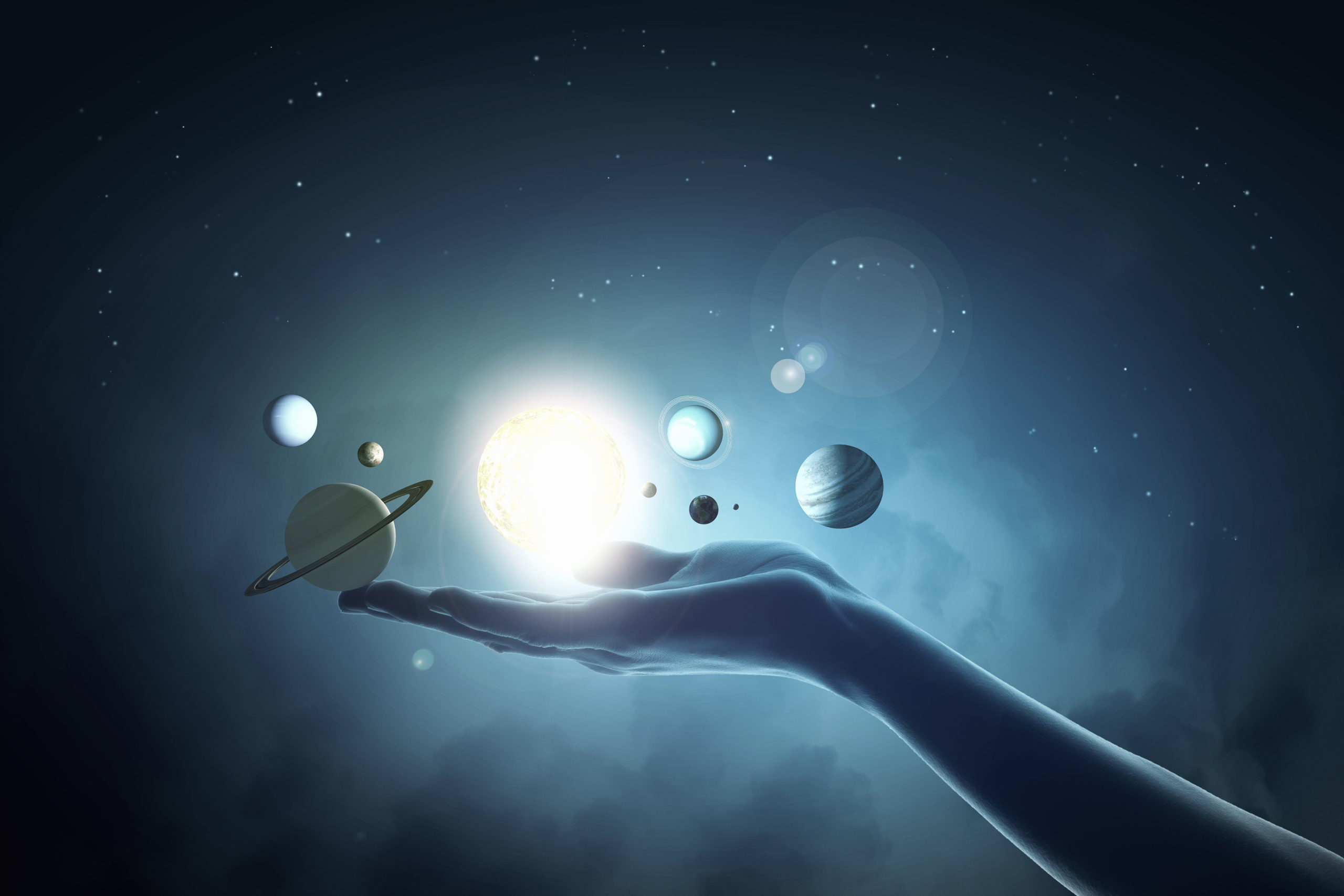 Cette image représente un main, symbole de l'homme, portant des planètes du système solaire, montrant ainsi sa relation avec l'Astrologie, la Numérologie et la Pentanalogie.